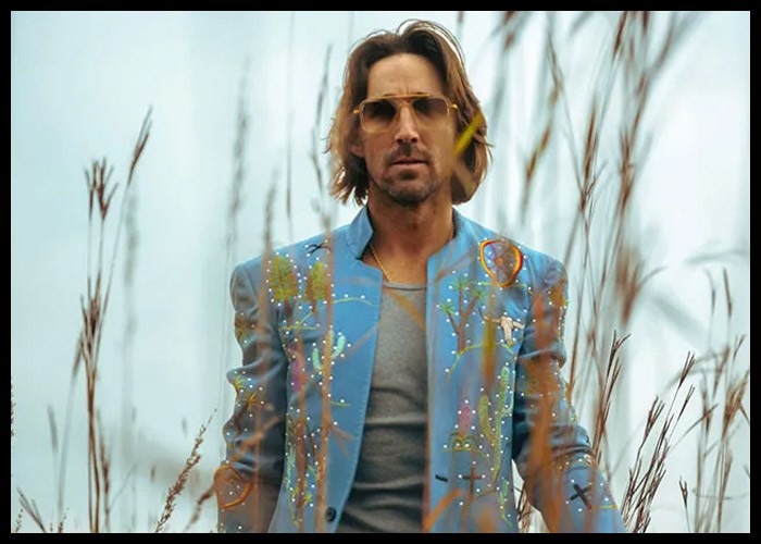 Jake Owen Shares Fun New Love Song ‘My Boots Miss Yours’