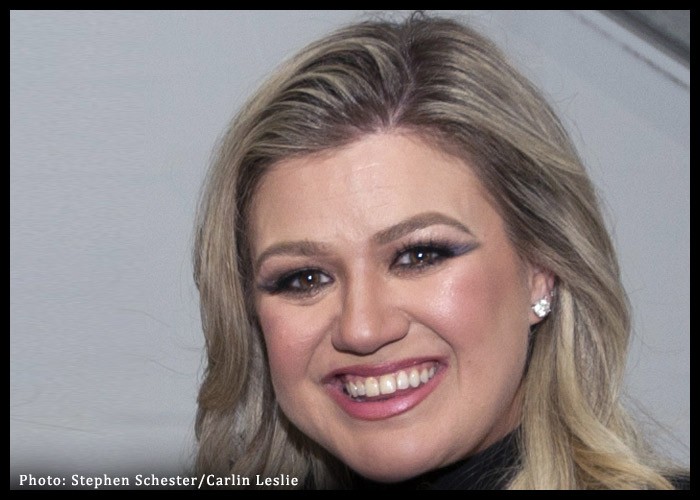 Kelly Clarkson Covers Miley Cyrus' 'Used To Be Young' For 'Kellyoke' thumbnail