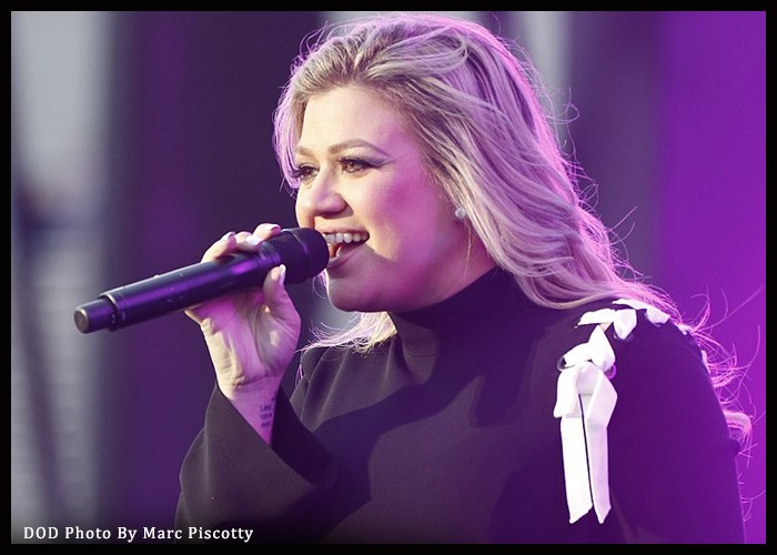 Kelly Clarkson Covers Metallica’s ‘Sad But True’ For Kellyoke