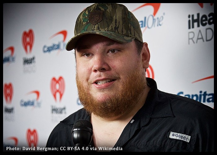 Luke Combs Apologizes After Winning $250,000 Copyright Lawsuit Against Fan thumbnail