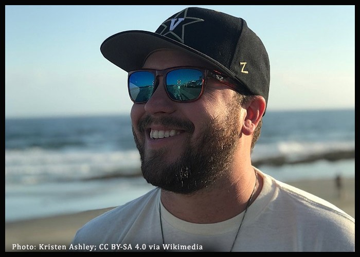 Mitchell Tenpenny Shares New Single ‘Breaking My Heart’