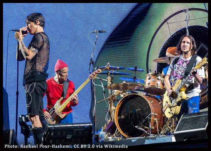 Red Hot Chili Peppers, Gwen Stefani & Alanis Morissette To Headline Minnesota Yacht Club Festival